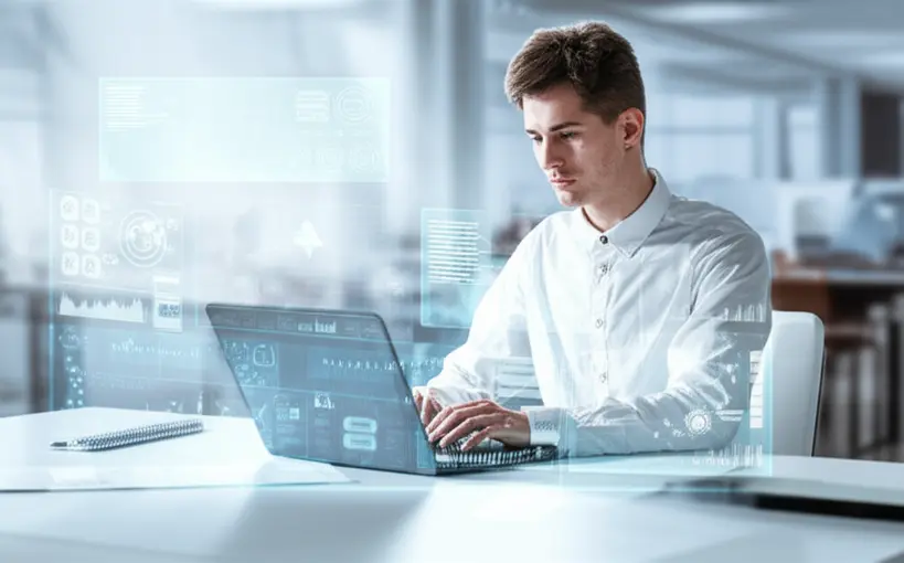 Jovem profissional focado em um laptop, cercado por gráficos e dados tecnológicos, simbolizando aprendizado e adaptação