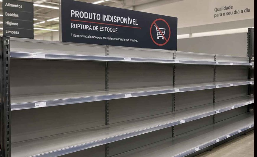 Gerente conferindo caixas em galpão de distribuição logística em Sorocaba